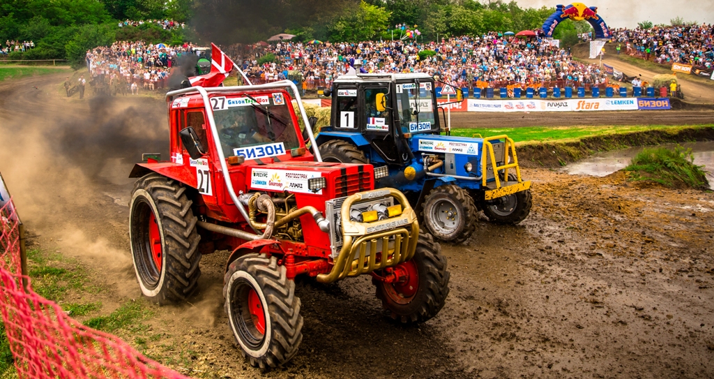 Everybody on the tractor race!