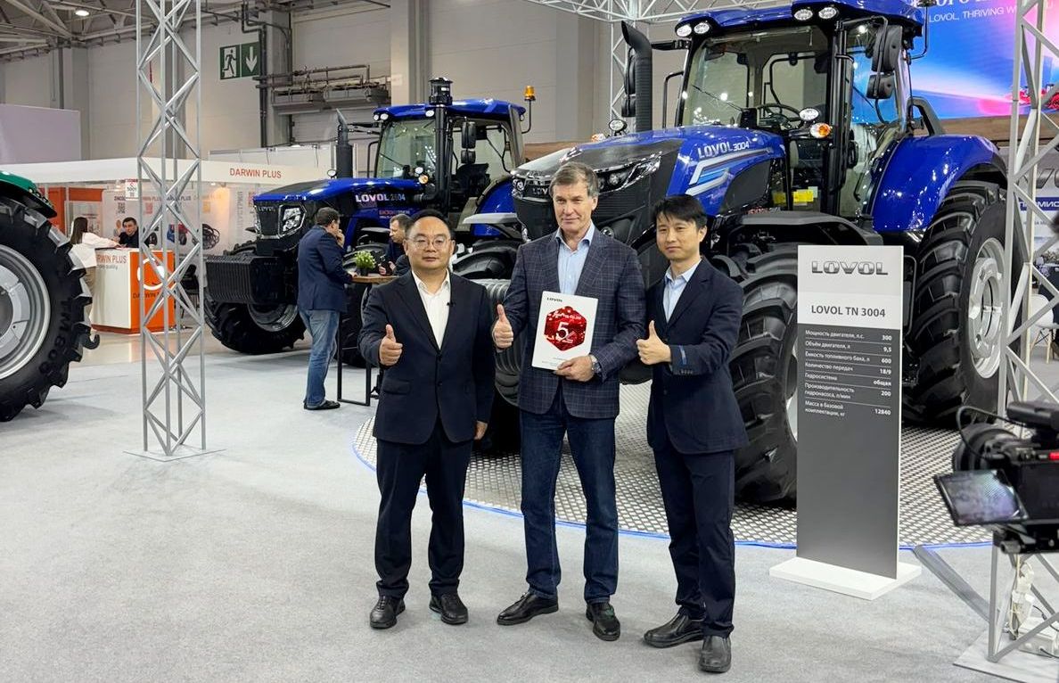 Представители Weichai Lovol поздравили компанию «Бизон» с пятилетием сотрудничества