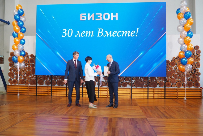 Сотрудников поздравили с 30-летием компании
