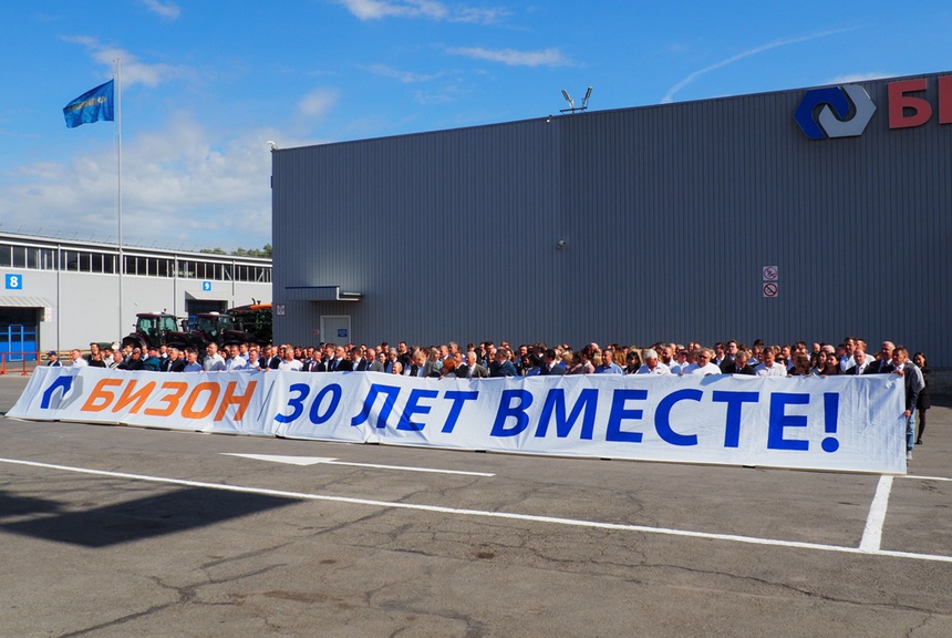 Сотрудников поздравили с 30-летием компании