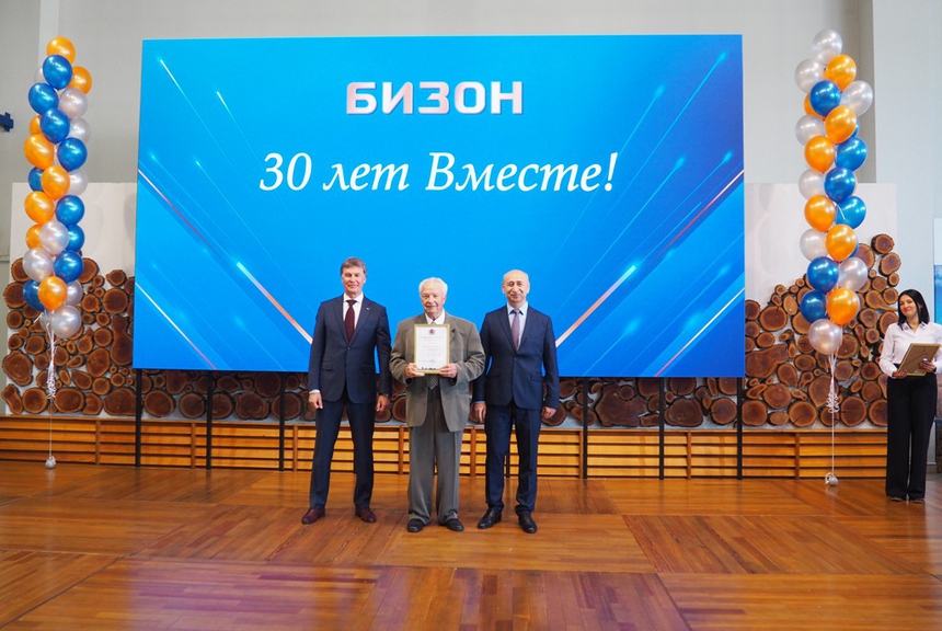 Сотрудников поздравили с 30-летием компании