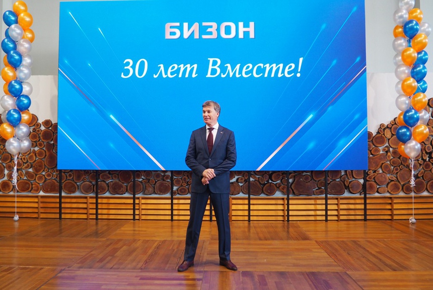 Сотрудников поздравили с 30-летием компании