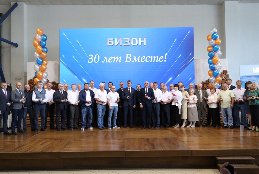Сотрудников поздравили с 30-летием компании