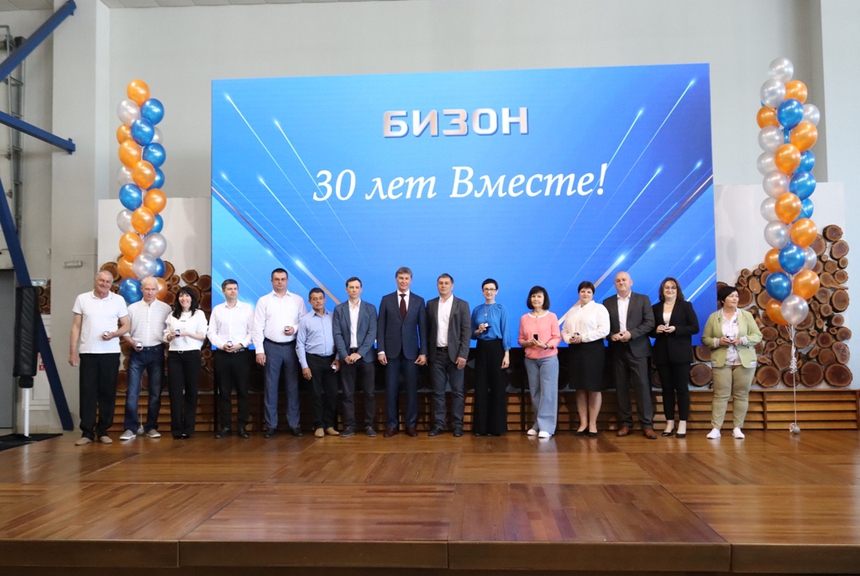 Сотрудников поздравили с 30-летием компании